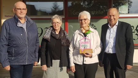 Die Kinder der „Bühnenadler“ mit betreuenden Personen und (hintere Reihe als 2. von links) der Kulturausschuss-Vorsitzenden des Kreises Paderborn, Susanne Schüssler, sowie Landrat Christoph Rüther. Im Hintergrund strahlt Gisela Schellhasse